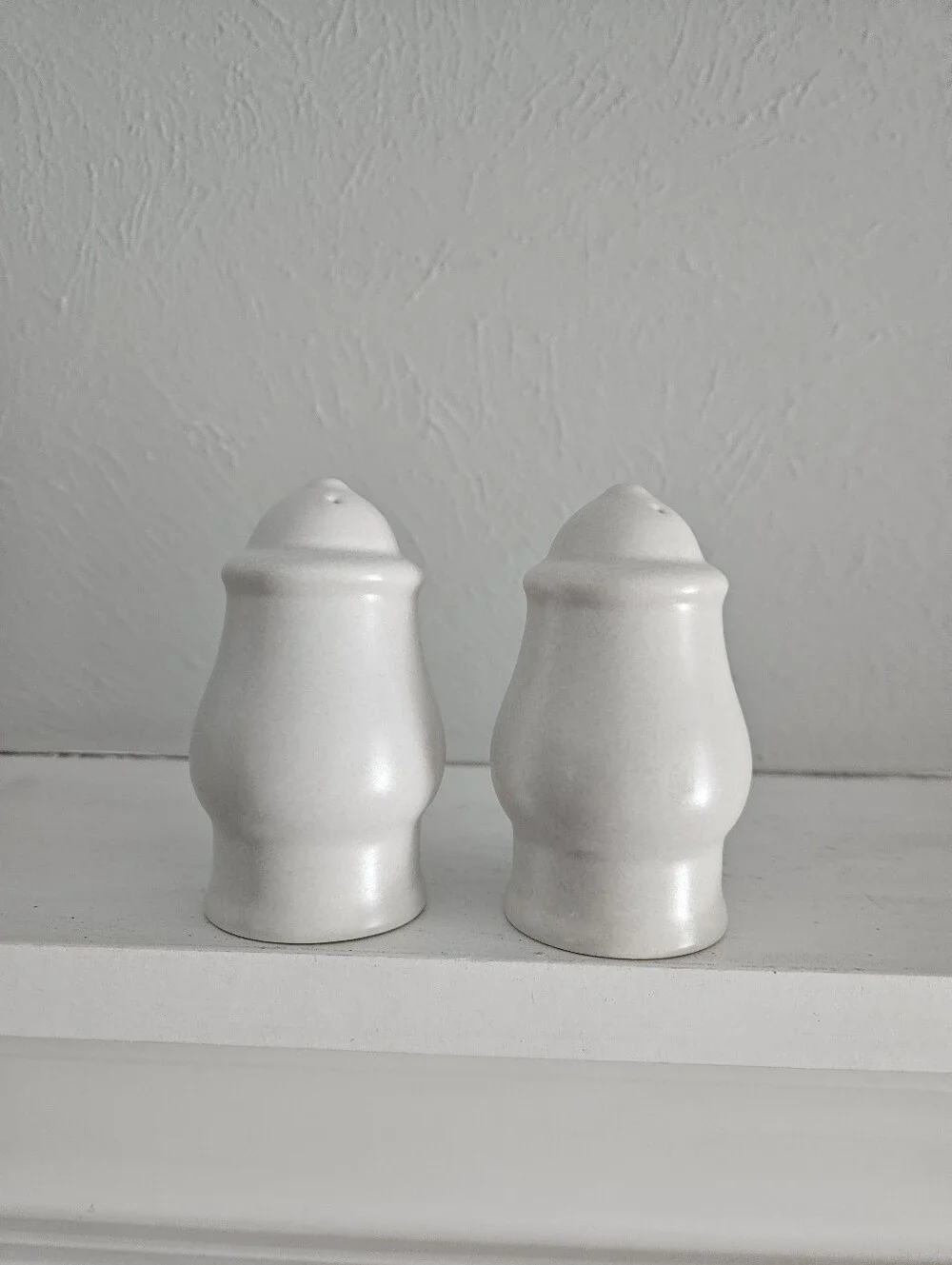 Vintage Pfaltzgraff Yorktowne Pattern Stoneware Salt And Pepper Shakers Set